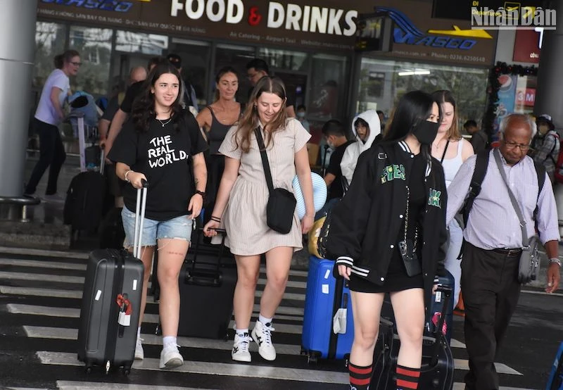 Los turistas internacionales llegan a Da Nang al mediodía del 31 de diciembre. (Foto: ANH DAO)