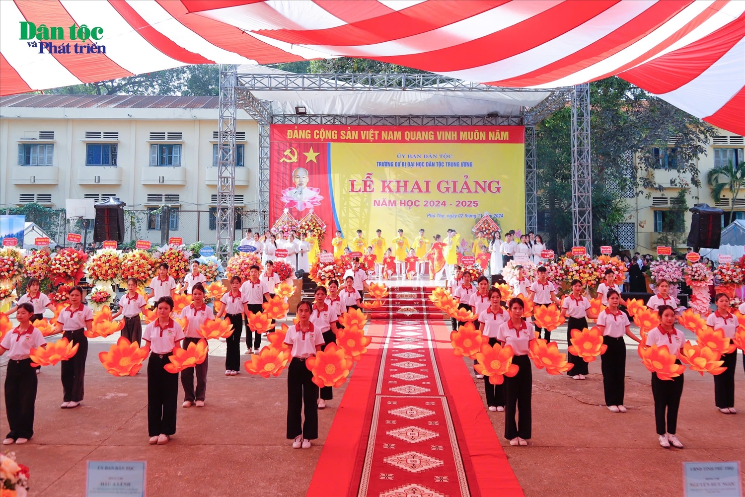 Minister and Chairman of the Ethnic Committee attended the Opening Ceremony of the new school year at the Central Ethnic University Preparatory School 9