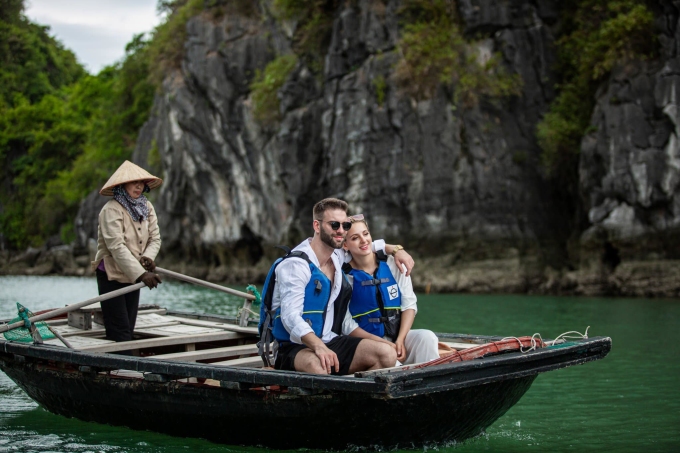 Khách du lịch tham quan vịnh Hạ Long. Ảnh: Lux Cruises