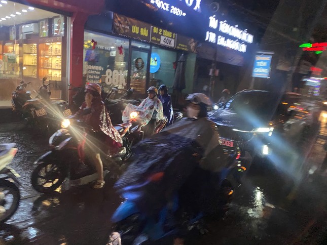 Ungewöhnlich starker Regen: Menschen in Ho-Chi-Minh-Stadt haben Mühe, nach Hause zu kommen. Foto 1