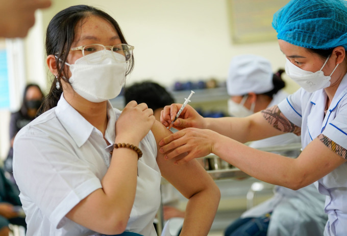 Hanoi vacuna a niños, abril de 2022. Foto: Pham Chieu