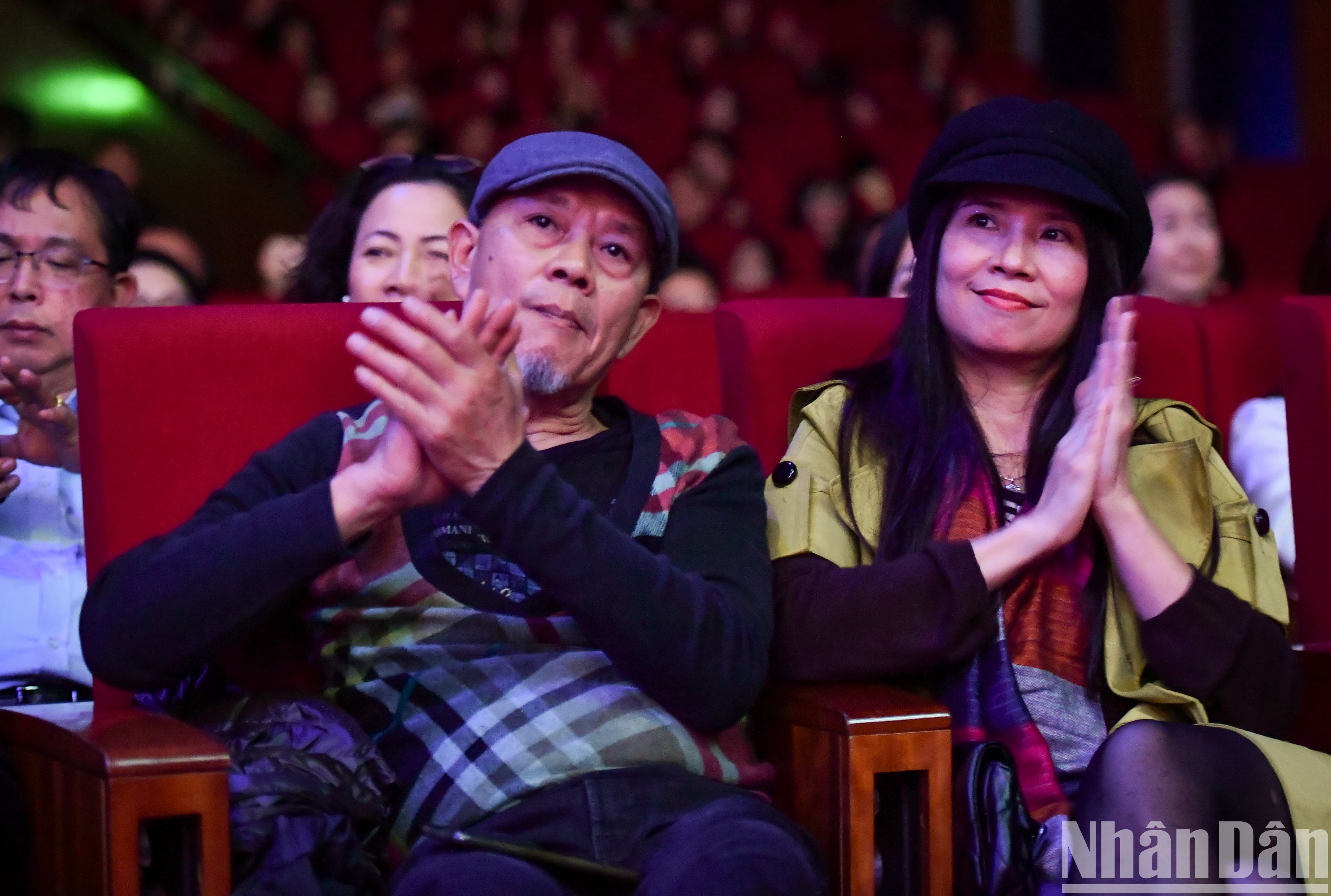 [Photo] Vietnamese audiences immersed in emotions with Kenny G's trumpet sound photo 7