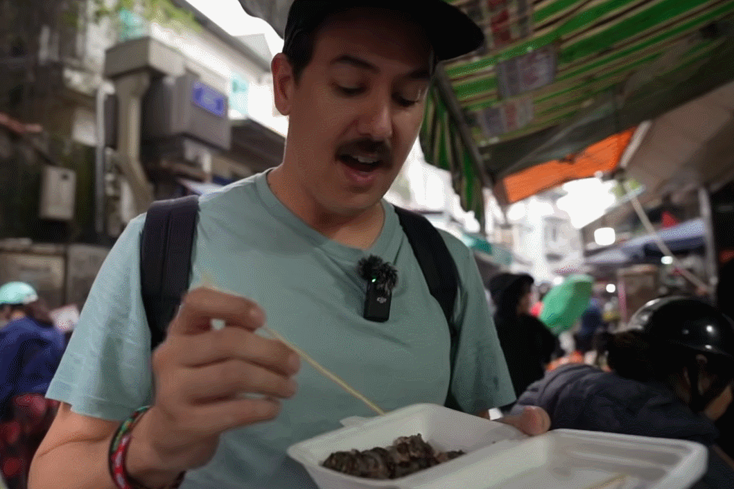 Western tourists discover a dish 'strange than a balut egg' in Hanoi's Old Quarter