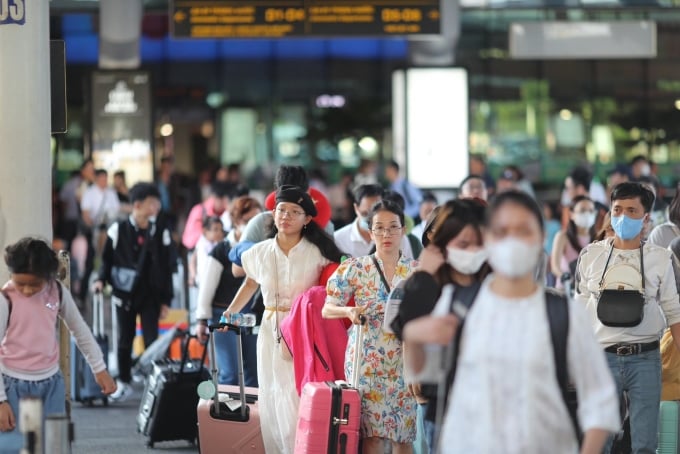 Des passagers bondés au terminal intérieur de l'aéroport de Tan Son Nhat dans l'après-midi du 5e jour du Têt. Photo : Quynh Tran