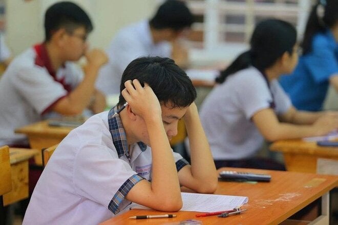 De nombreux étudiants sont épuisés à cause du stress lié aux révisions pour l'examen d'entrée en 10e année à Hanoi. (Illustration)