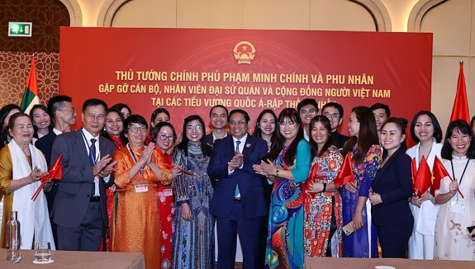 Le Premier ministre Pham Minh Chinh et son épouse Le Thi Bich Tran ont rencontré la communauté vietnamienne aux Émirats arabes unis dans la soirée du 1er décembre. Photo : Nhat Bac