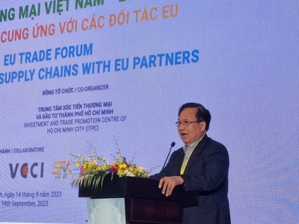 Textile and garment exports to the EU have decreased sharply. What does the Chairman of the Vietnam Textile and Apparel Association recommend?