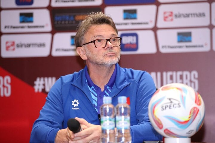 HLV Philippe Troussier liên tục gây thất vọng.