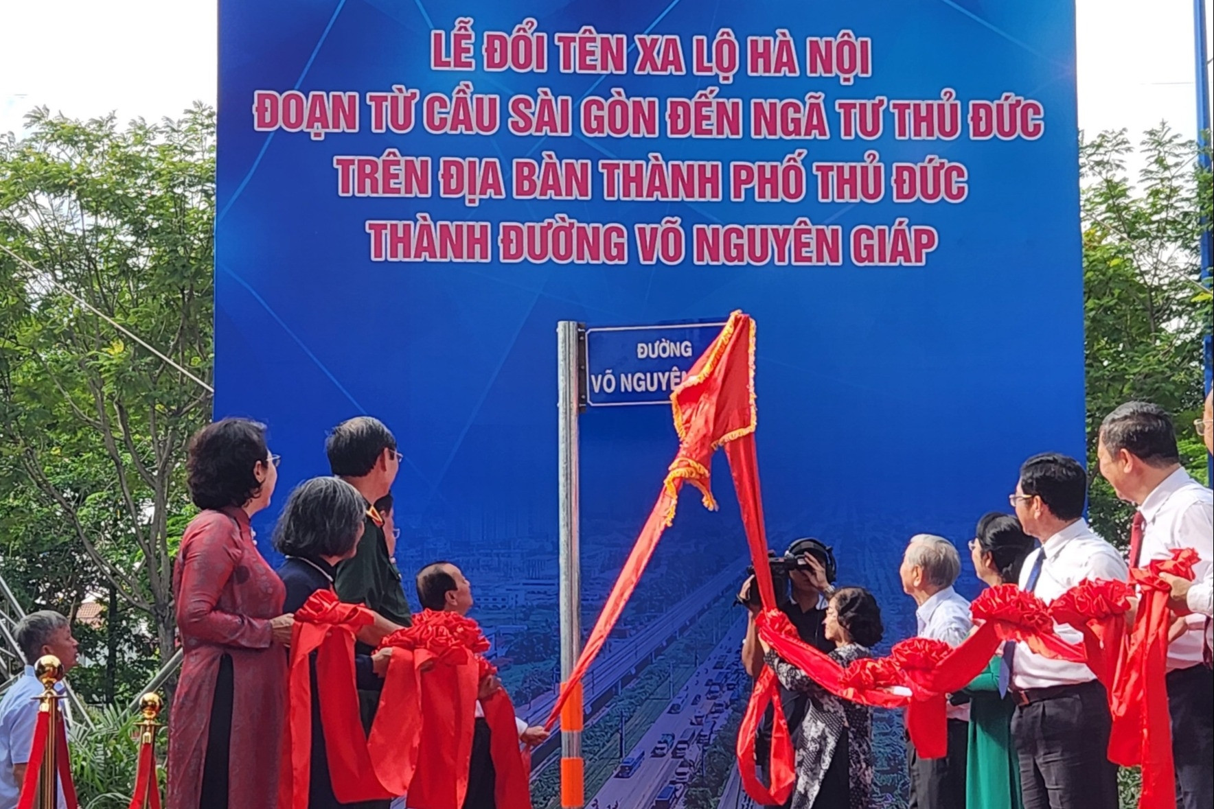 Ho-Chi-Minh-Stadt hat 8 km der Hanoi-Autobahn in Vo Nguyen Giap Straße umbenannt