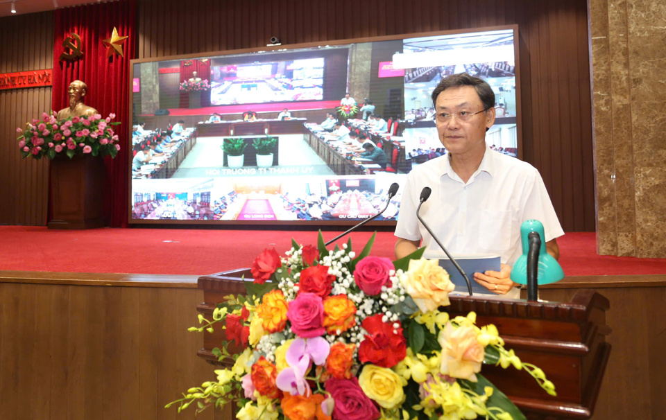 Director of Department of Planning and Investment Le Anh Quan presented the report.