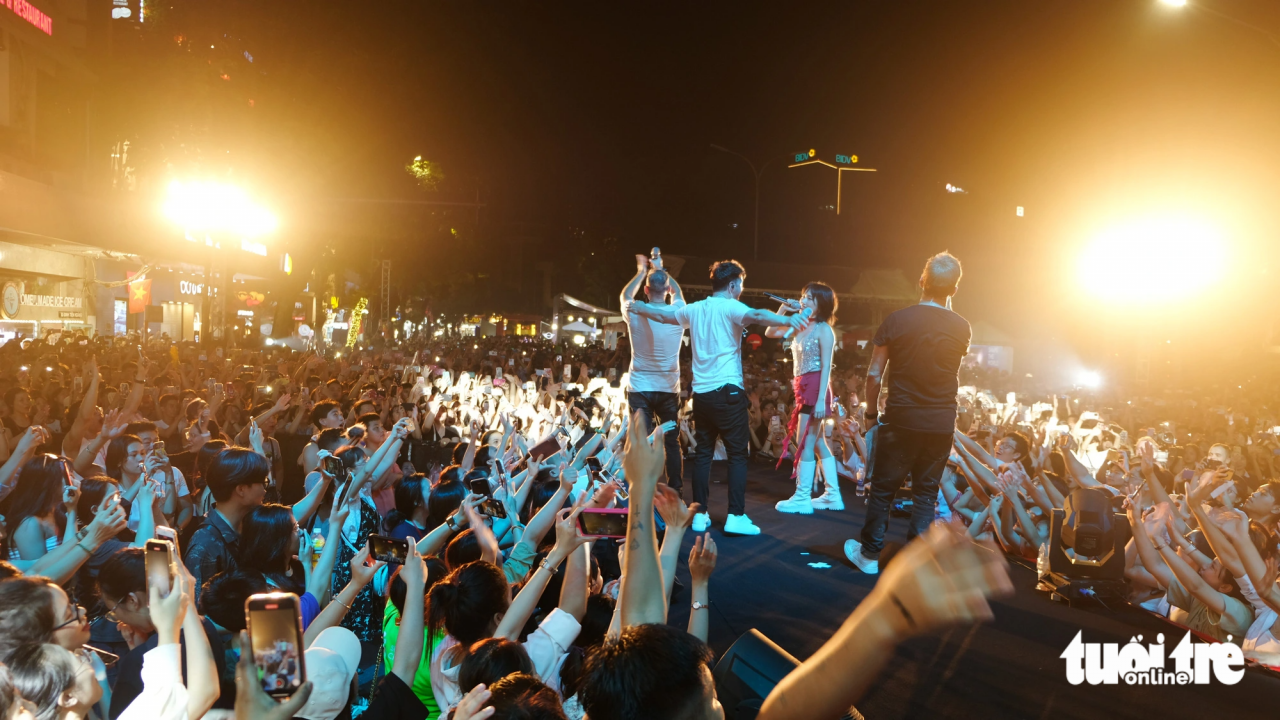 911-Band zeigt im Alter von 50 Jahren ihre erstaunliche Choreographie und sagt ständig „Ich liebe Vietnam“