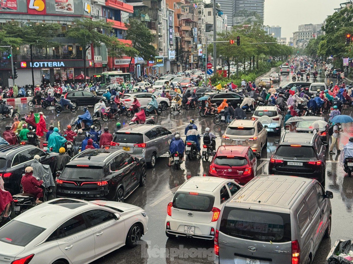 Người dân lại chật vật nhích từng mét trên đường giữa cơn mưa lớn giờ tan tầm ảnh 8