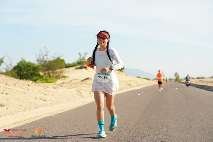 Runner runs through Phuong Mai sand dunes, completely without shade. Photo: VM