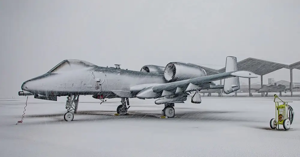 Fotografía pintoresca de un avión de ataque estadounidense en medio de una tormenta de nieve