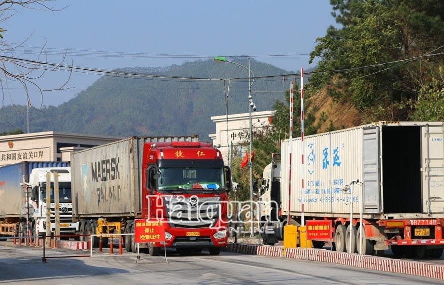 Aumentan las importaciones de mercancías y el despacho de aduanas es lento en la frontera internacional de Huu Nghi