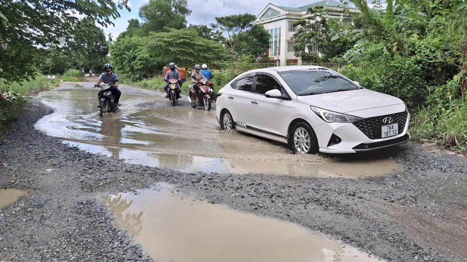 La superficie de la carretera está llena de baches en la temporada de lluvias.