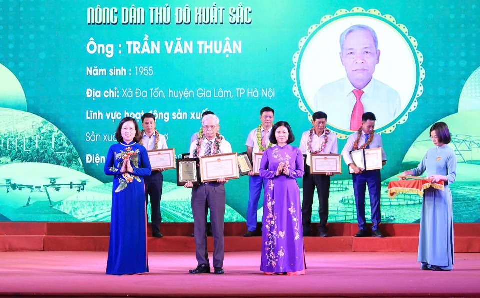 Vice President of the Vietnam Farmers' Union Bui Thi Thom and Standing Deputy Secretary of the Hanoi Party Committee Nguyen Thi Tuyen presented the titles to farmers. Photo: Pham Hung