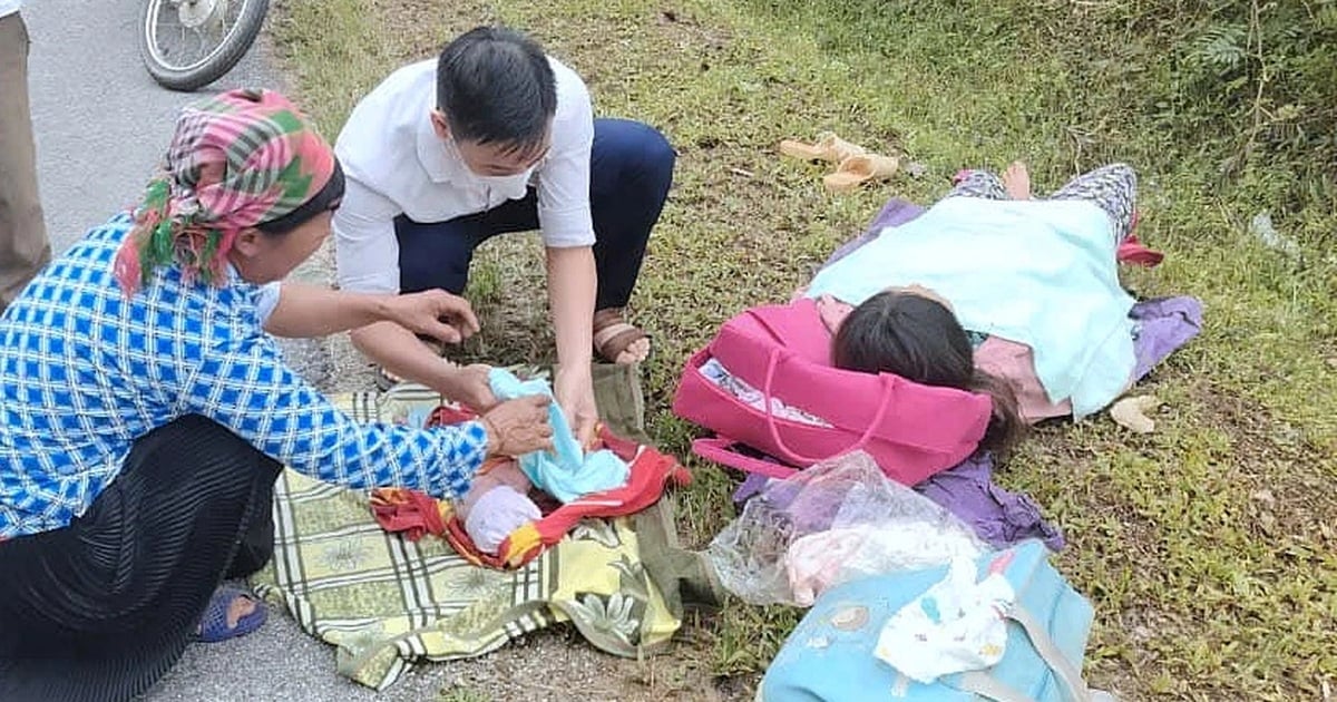 Pregnant woman giving birth on the roadside was assisted by a male nurse who happened to pass by.