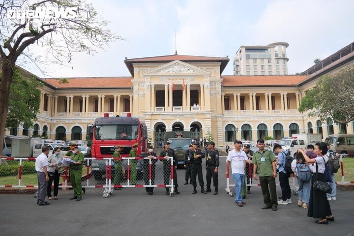 An ninh phiên toà được thắt chặt, những người có mặt phải đứng khu vực trước tòa đợi đến giờ xử mới được vào.