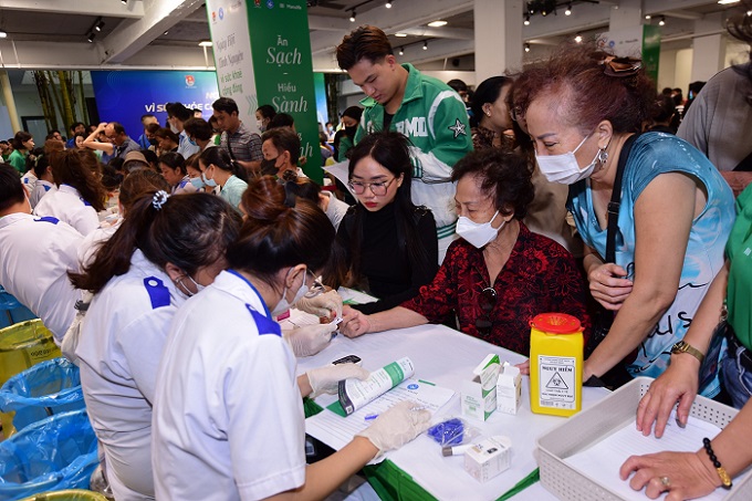 Viele Menschen nehmen an HP-Bakterientests teil. Foto: Thuan Ngoc