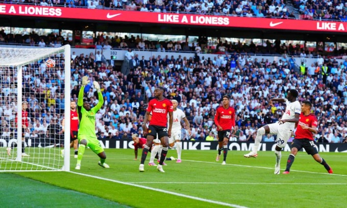 Pape Sarr (số 29) ghi bàn mở tỷ số ở phút 49 trận đấu trên sân Tottenham Hotspur ngày 19/8. Ảnh: Shutterstock