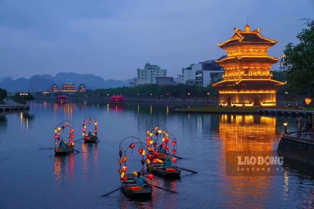 Los turistas experimentan un paseo turístico en barco por el lago Ky Lan. Foto: Dieu Anh