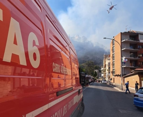 Gran incendio en Roma, Italia: evacuan canal de televisión nacional y 6 edificios residenciales