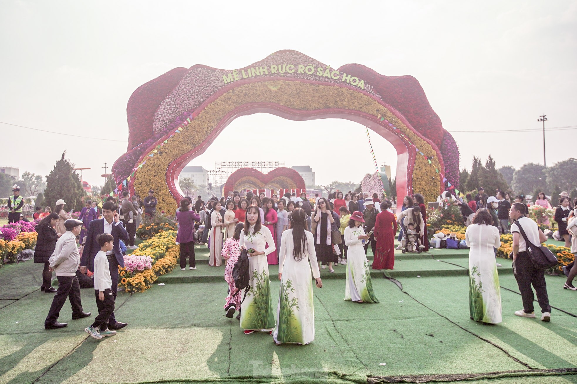 北部最大の花祭りに何千人もの人々が集まる 写真2