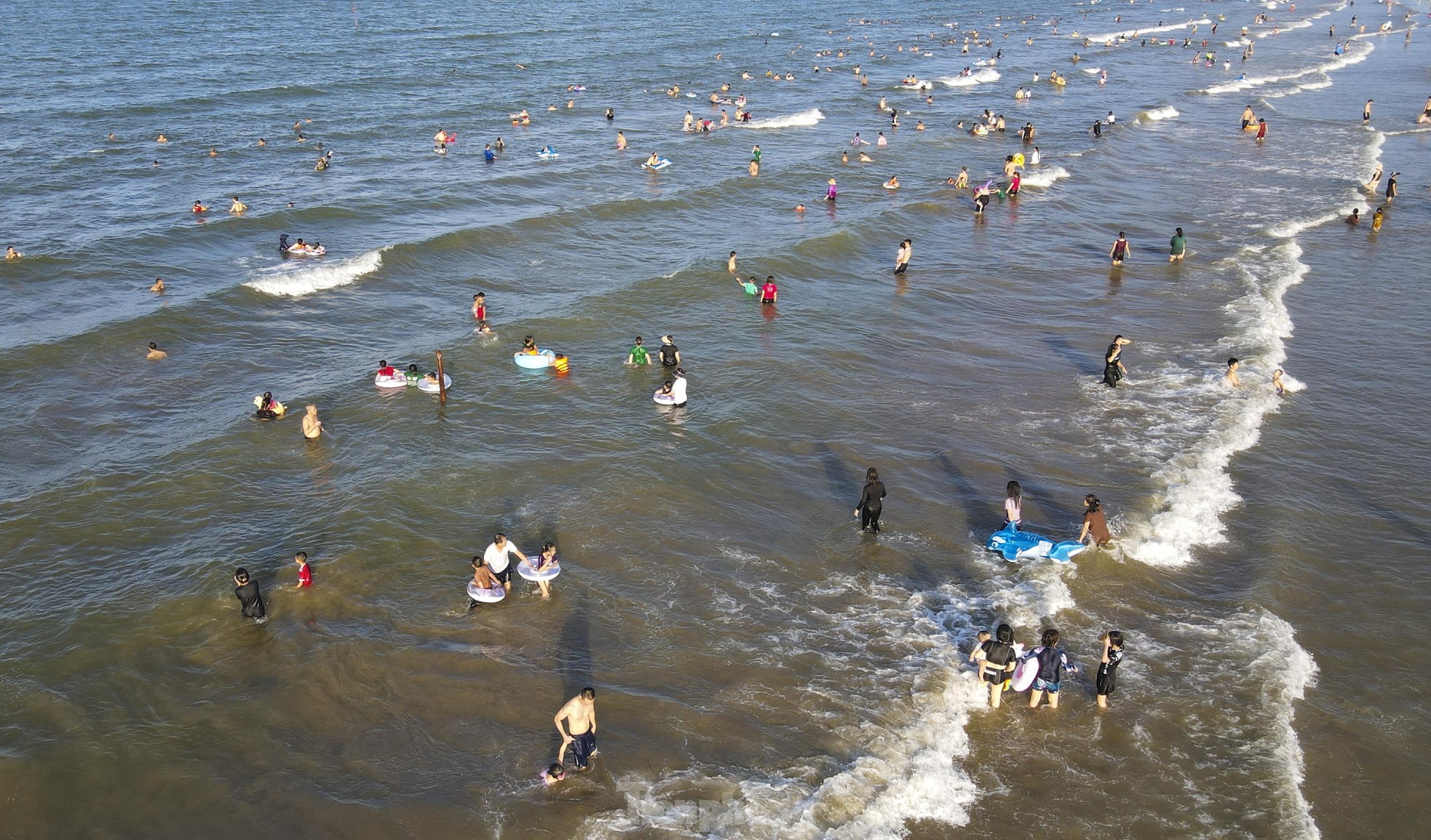 Hot weather, tourists flock to Ha Tinh beach to 'cool off' photo 5