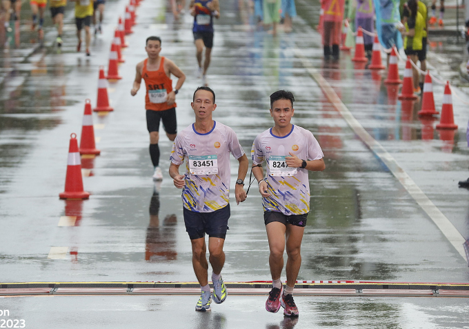 Vu Tien Manh finished with pacer Hoang Linh (Bib)