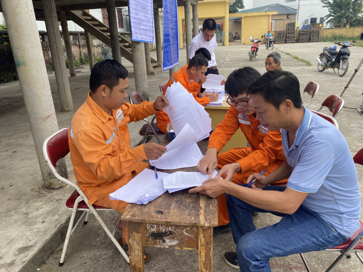 PC Hoa Binh guides customers to sign an addendum to the electricity purchase contract regarding changes in meter reading schedules.