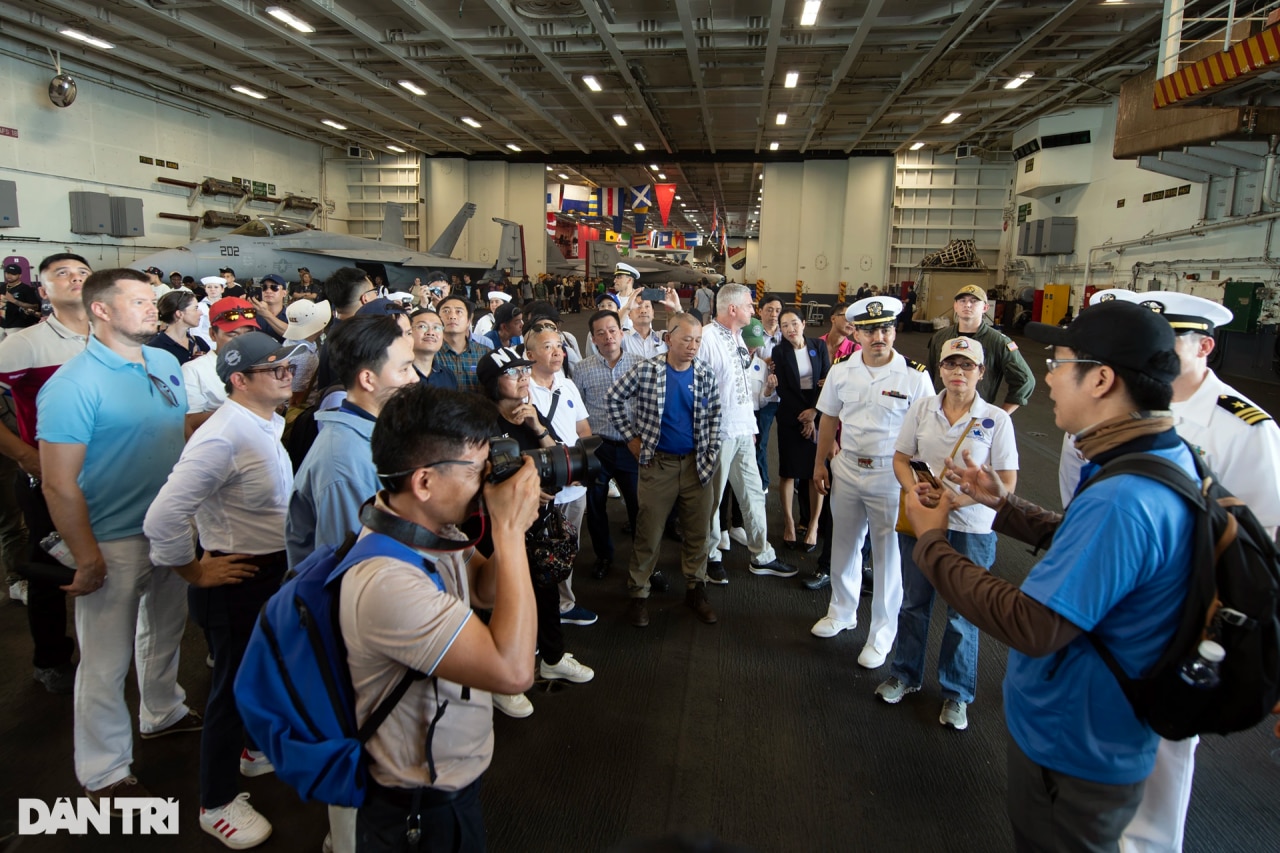 Khách tham quan thấy gì trên tàu sân bay Mỹ USS Ronald Reagan ở Đà Nẵng? - 3