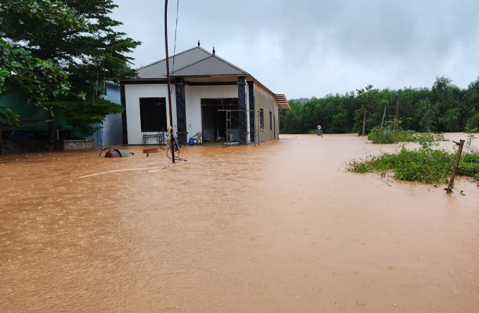 Nhà dân và đường liên thôn ở xã Hà Linh, huyện Hương Khê, ngập 0,5 m, chiều 30/10. Ảnh: Đức Hùng