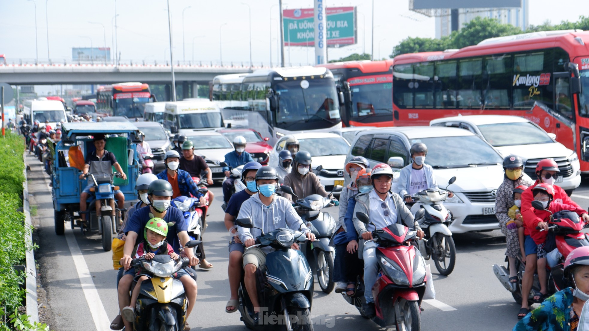 First day of September 2nd holiday: Train stations and bus stations crowded, Tan Son Nhat airport surprisingly clear photo 10