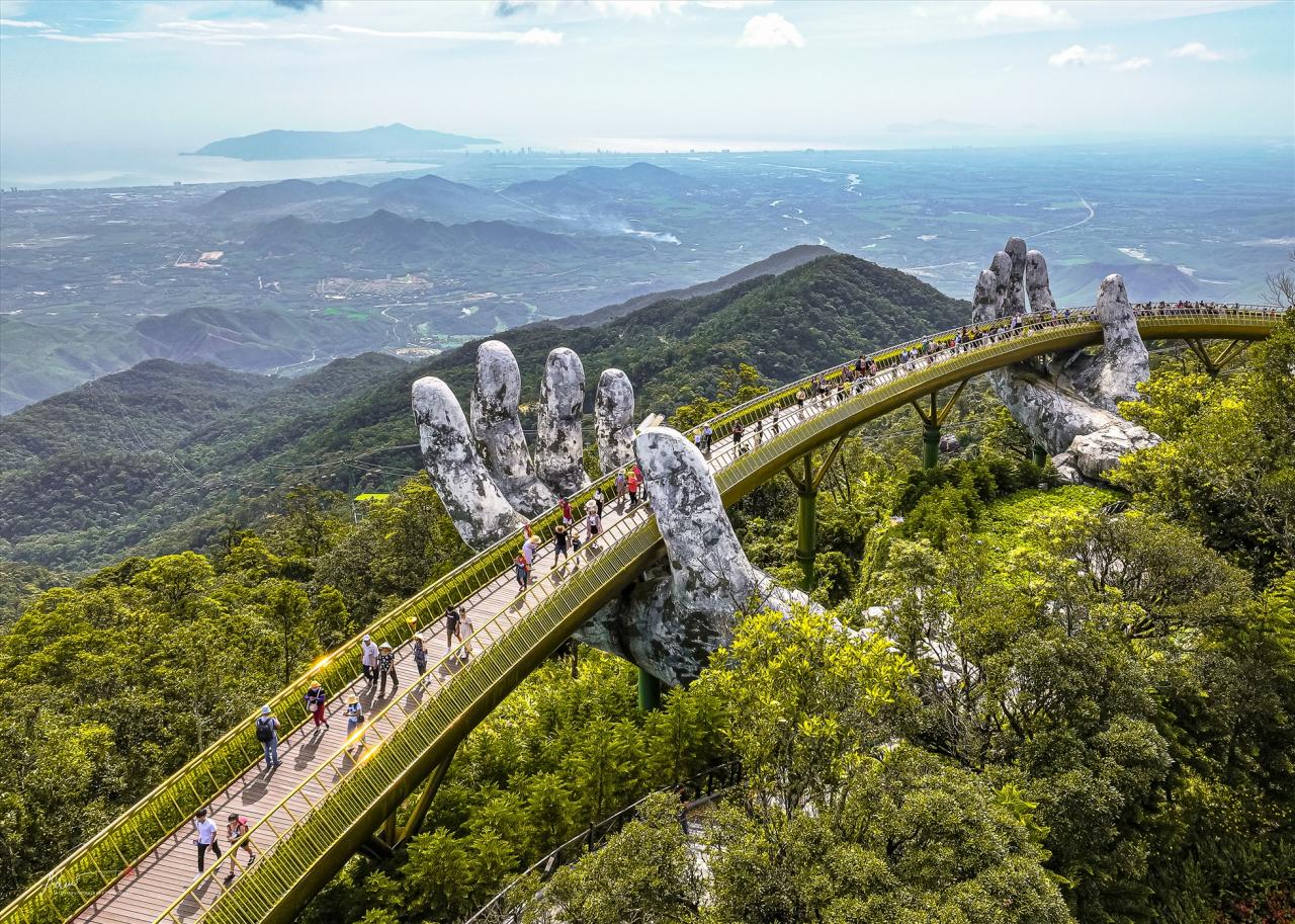 يعد الجسر الذهبي أحد مناطق الجذب السياحي في Sun World Ba Na Hills. الصورة: نادي دانانج للتصوير الفوتوغرافي