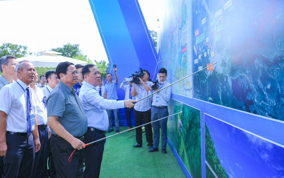 Le projet d'autoroute Hoa Binh - Moc Chau dans la province de Hoa Binh mesure environ 34 km de long ; Investissement total de 9 997 milliards de VND, période de mise en œuvre du projet de 2022 à 2028 - Photo : VGP/Nhat Bac