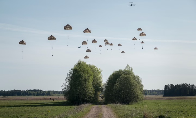 French forces parachute into Viitna, Estonia, during a military exercise on May 20. Photo: Washington Post