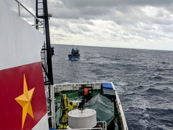 El buque 468, Comando de la Región Naval 4, remolcó con éxito un barco pesquero con un eje de hélice roto.