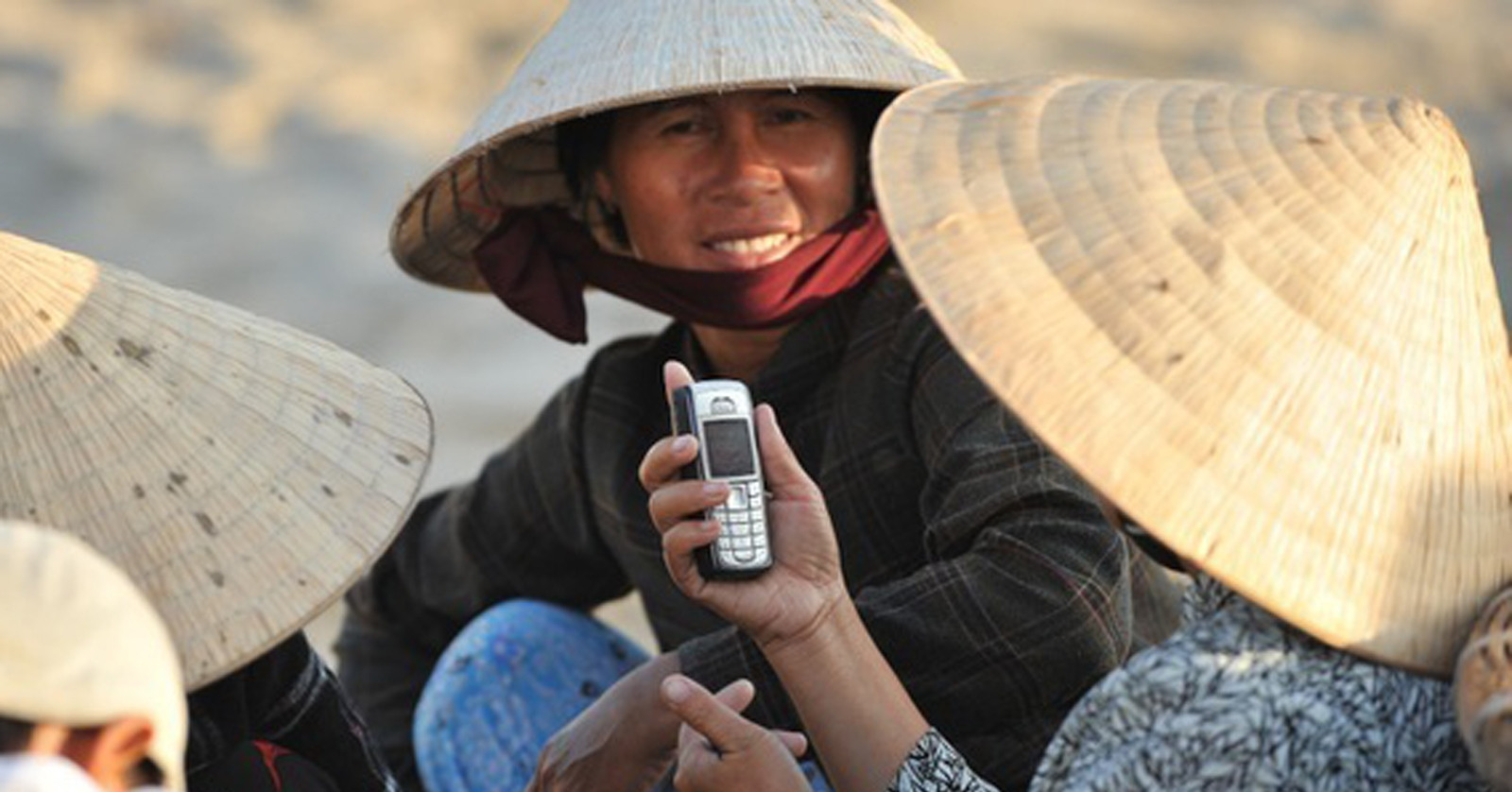 Why did Vietnam choose to turn off 2G waves?