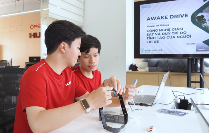 Tuan Dat (right) and Tran Van Luc, students of the School of Information Technology and Communications, Hanoi University of Science and Technology, discuss Awake Drive. Photo: Character provided