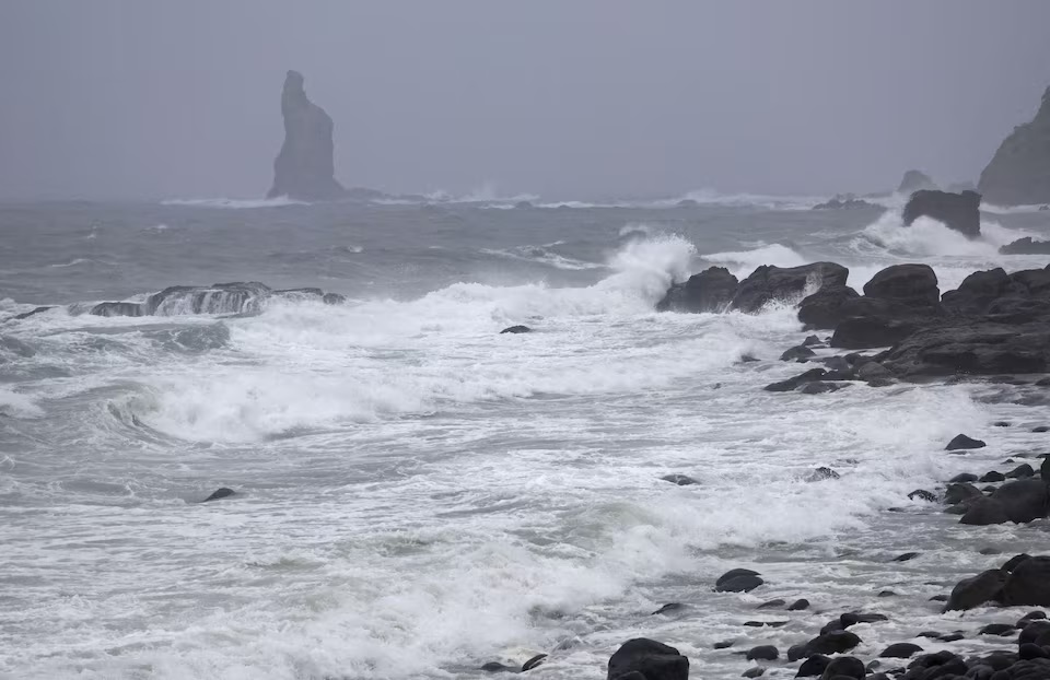 La super tempête Shanshan a commencé à frapper l'aéroport du Japon et de nombreuses grosses cargaisons ont dû être gelées (photo 2).