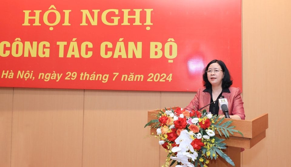 Secretary of the Hanoi Party Committee, Head of the Hanoi National Assembly Delegation Bui Thi Minh Hoai speaks at the conference