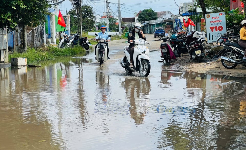 The Ly Tu Trong inner-city traffic route project is over 1km long (from Km0+000 to Km1+069.60). The project includes repairing and upgrading the roadbed, road surface and works on the route. The project has a total investment of 23.5 billion VND, invested by the People's Committee of Ha Lam town. The project implementation period is 830 days, starting in September 2022 and expected to be completed in December 2024.