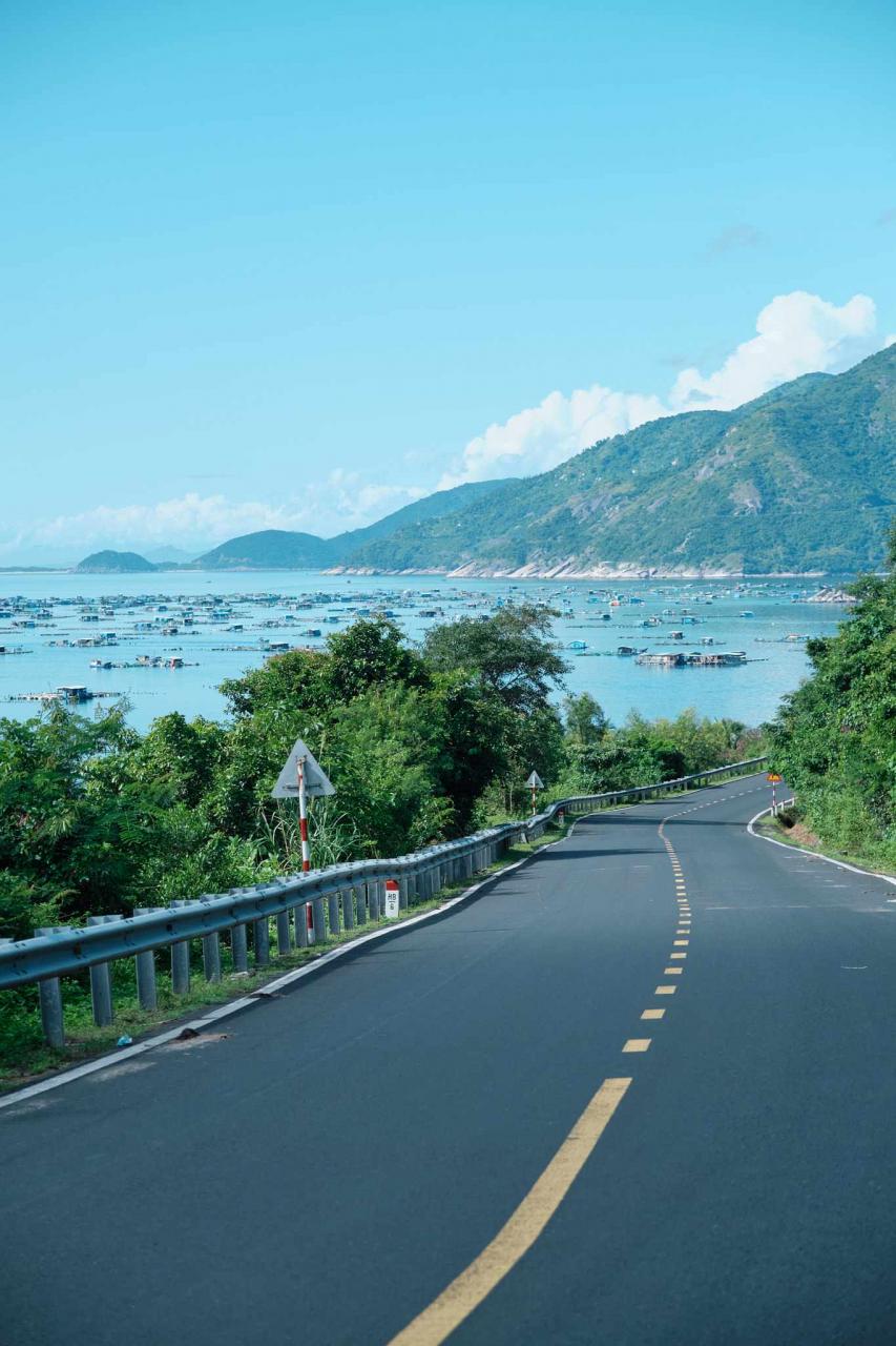 La baie de Vinh Ro est célèbre pour sa magnifique baie, un mélange de montagnes majestueuses et d'océan poétique le long d'une courbe en forme de S.