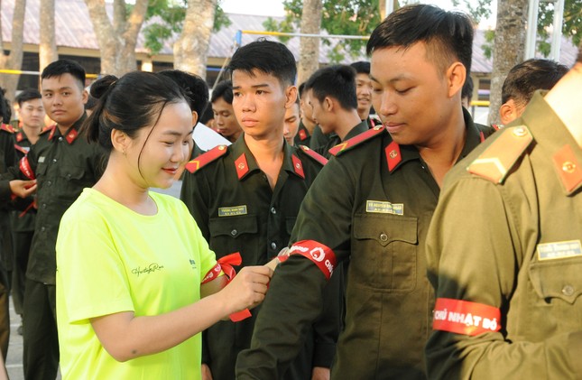 Hundreds of cadres, soldiers, and youth union members donated blood at Red Sunday in Can Tho photo 4