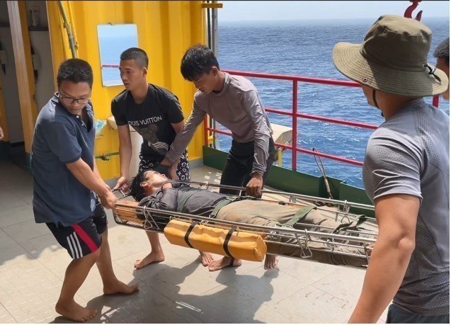 Offiziere und Soldaten der Plattform DK1/12 empfingen den Fischer Nguyen Van So On und brachten ihn zur Notfallbehandlung auf die Plattform.