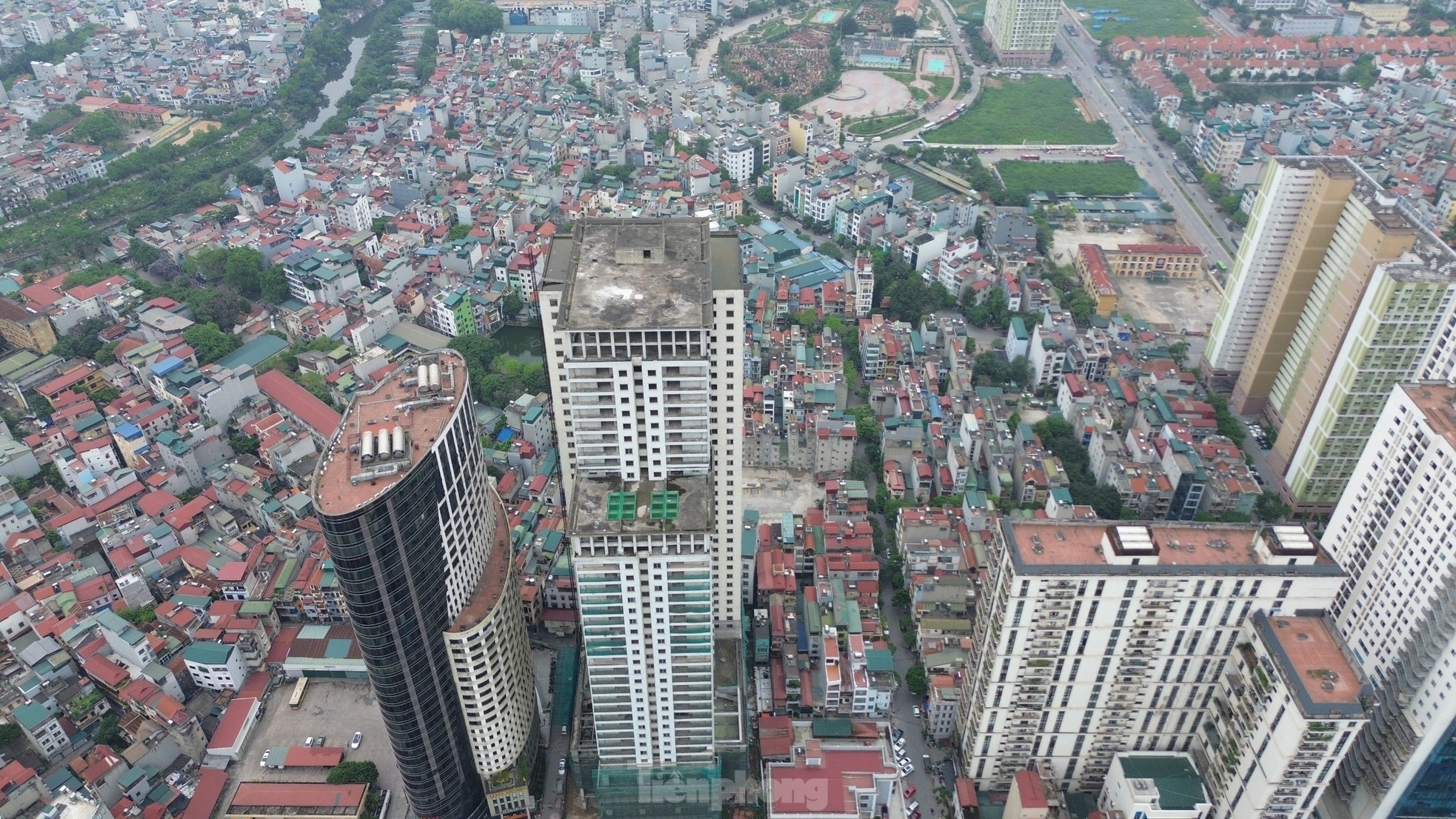 Movements of a series of apartment projects in Hanoi after a long period of abandonment and fenced off photo 10