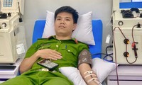 មន្ត្រី​ប៉ូលិស​បី​នាក់​បរិច្ចាគ​ឈាម​ដើម្បី​សង្គ្រោះ​គ្រូពេទ្យ​ដែល​មាន​ជំងឺ​មហារីក​ឈាម