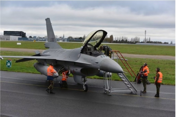 La Roumanie ouvre un centre de formation pour les pilotes ukrainiens sur les avions de chasse américains F-16