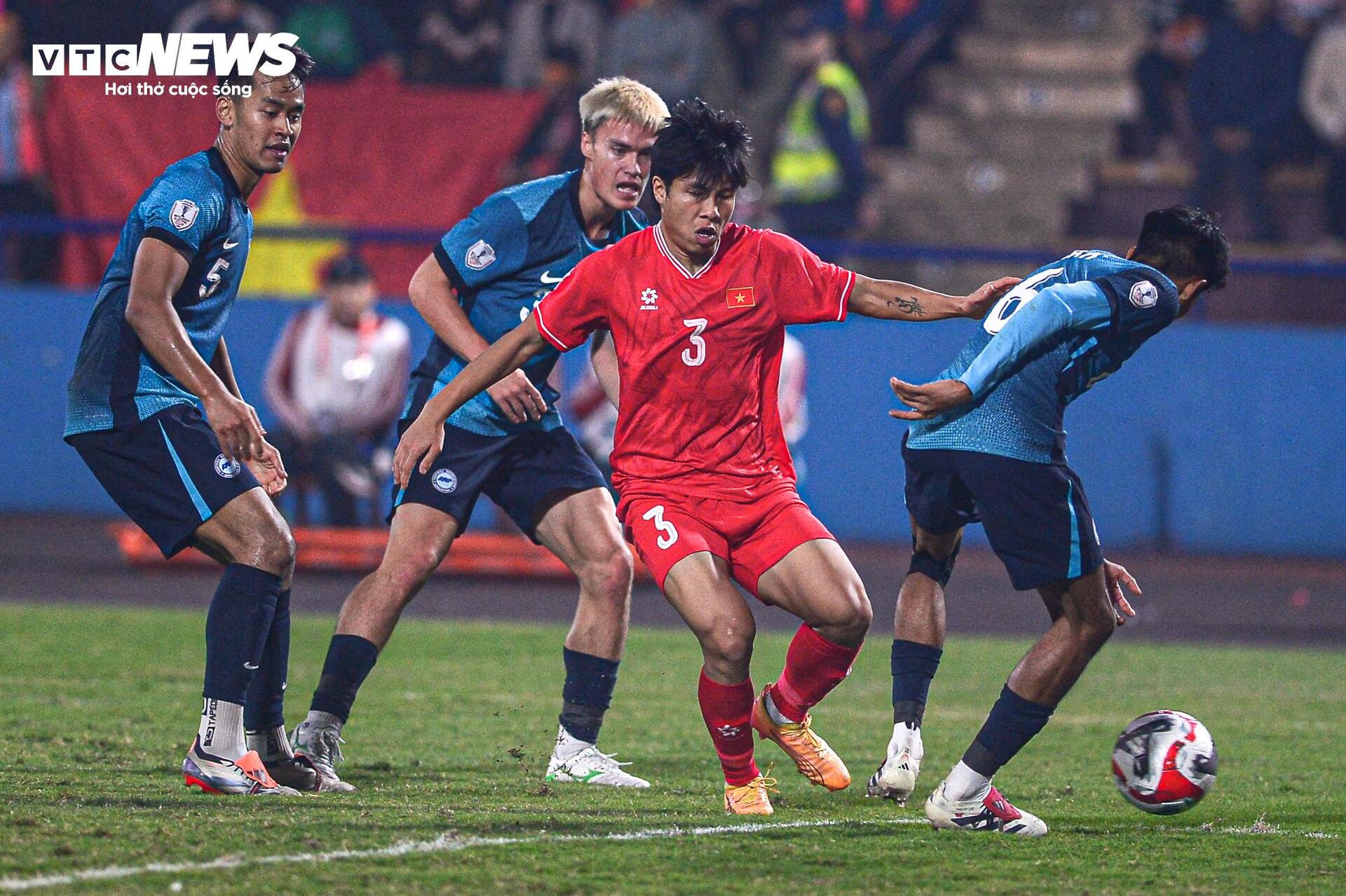 Gros plan de Xuan Son déchirant son maillot et son filet contre Singapour pour amener le Vietnam en finale - 12